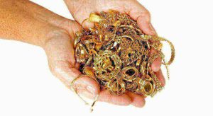 parecchio oro nella mani di una persona che deve venderlo e si reca in un compro oro per una valutazione